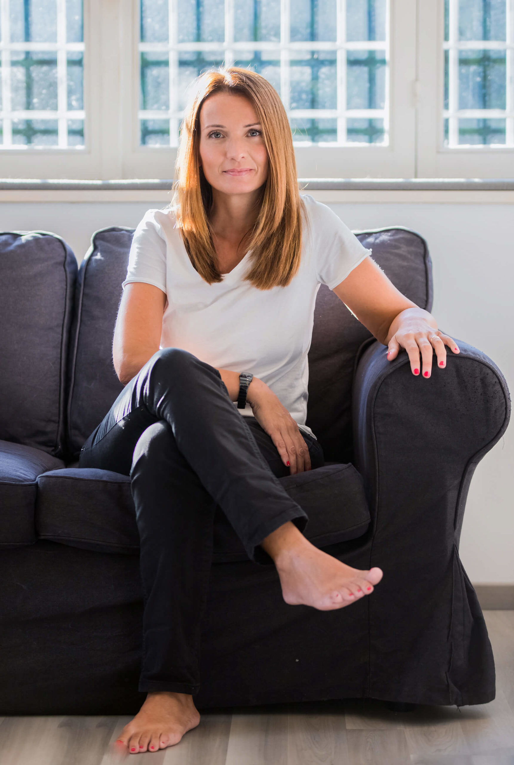 contatta-life-business-coach chiara monaci life coach seduta sul divano di casa