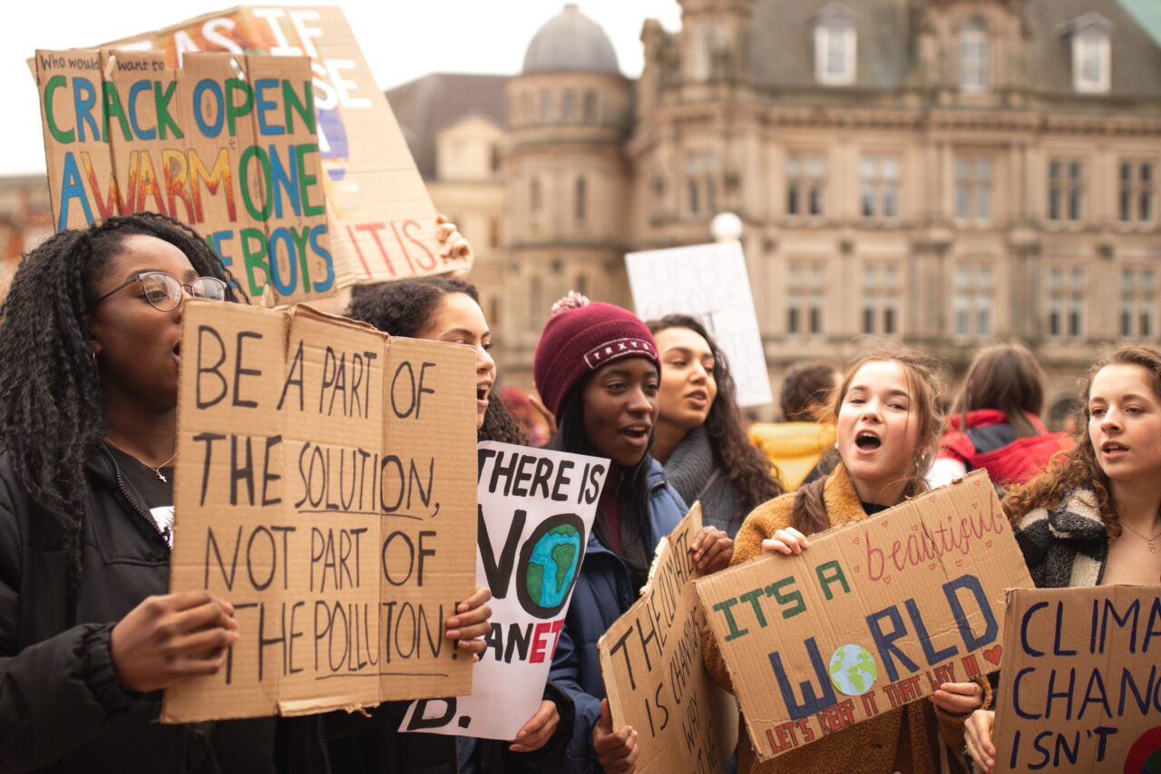 ragazze manifestano