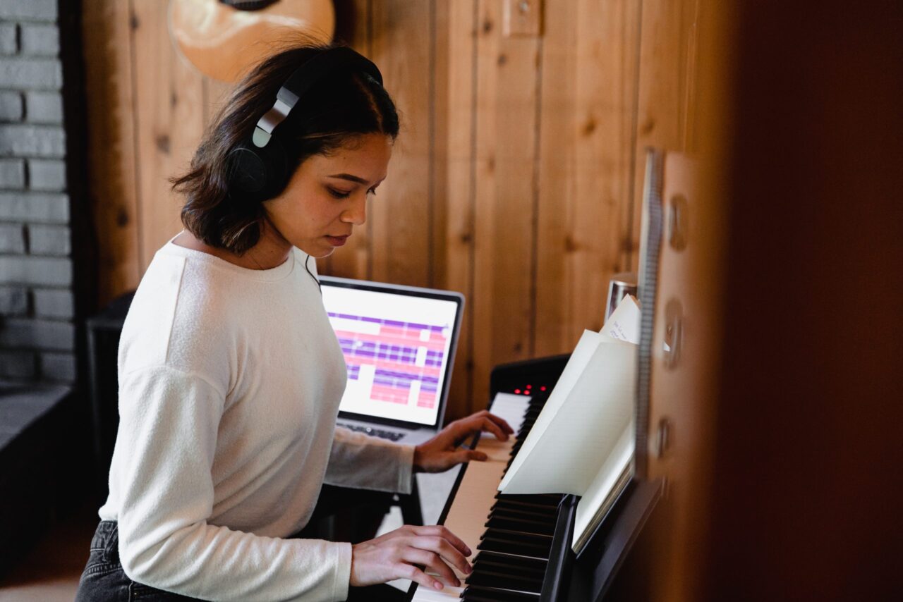 ragazza al computer