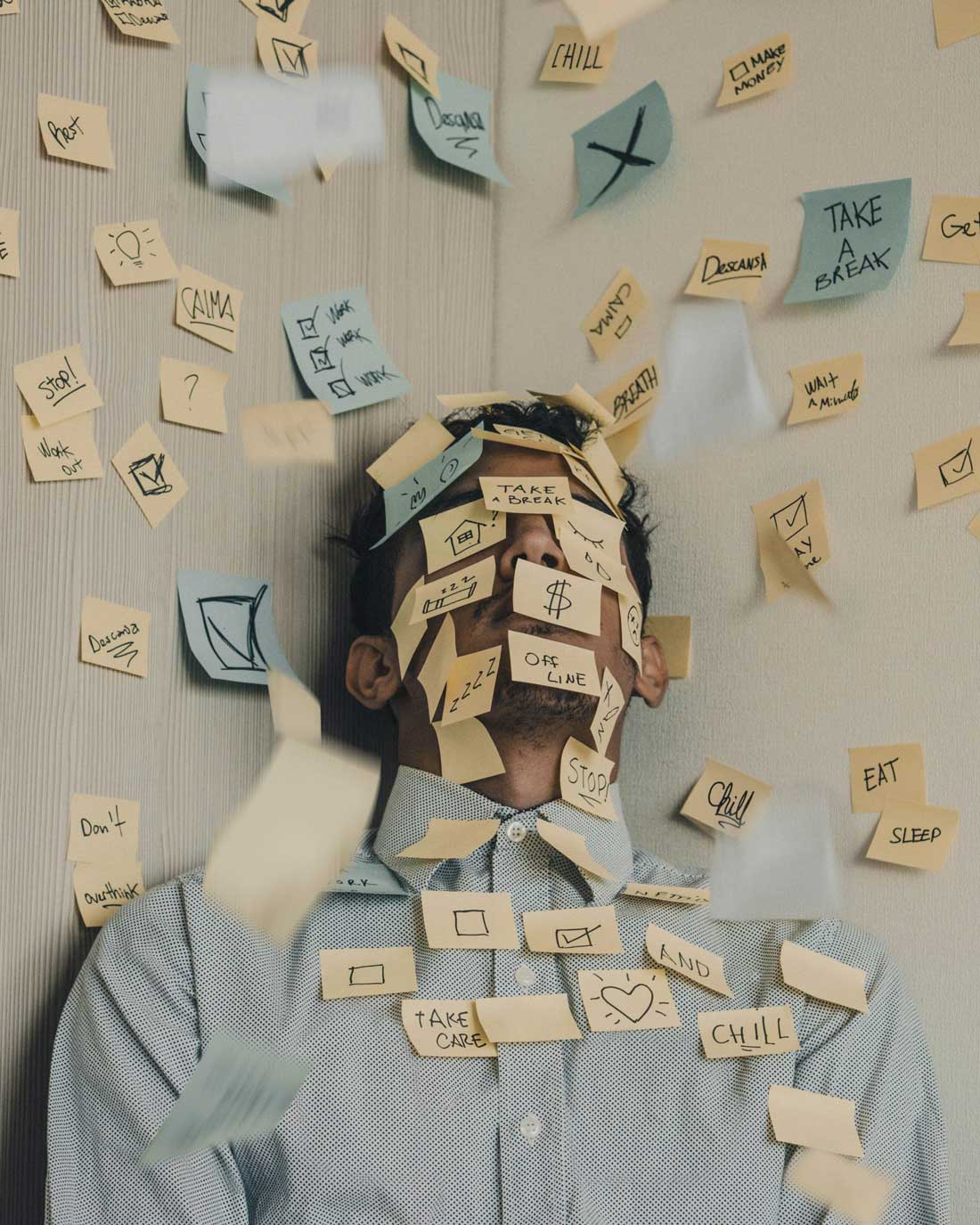 ragazzo-ricoperto-di-post-it ragazzo sdraiato sul pavimento ricoperto di post-it