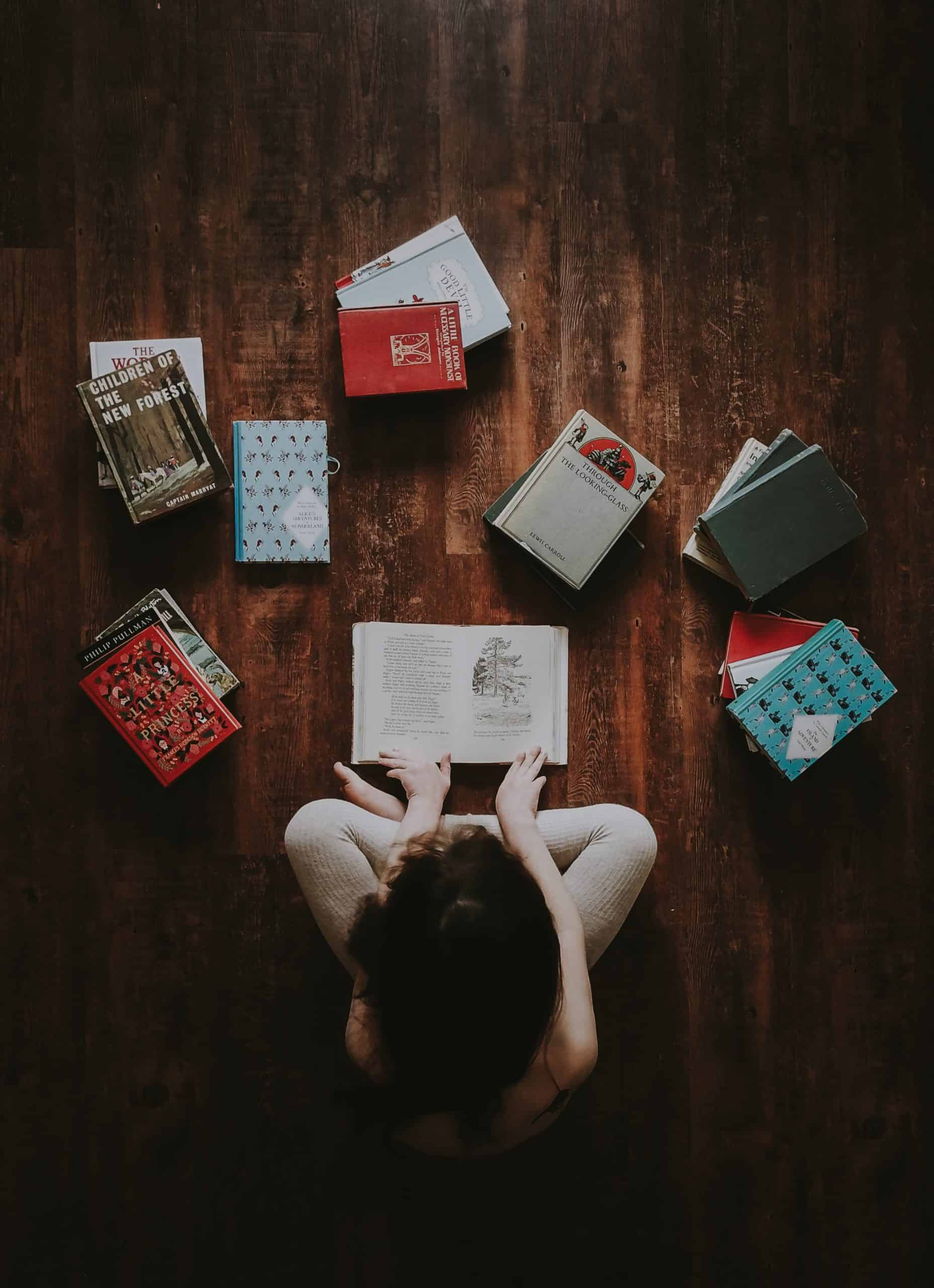 donna con libri sparsi sul pavimento - covid suggerimenti su cosa fare