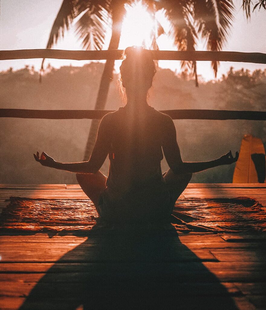 donna fa yoga di spalle – il life coach donna fa yoga di spalle - il life coach