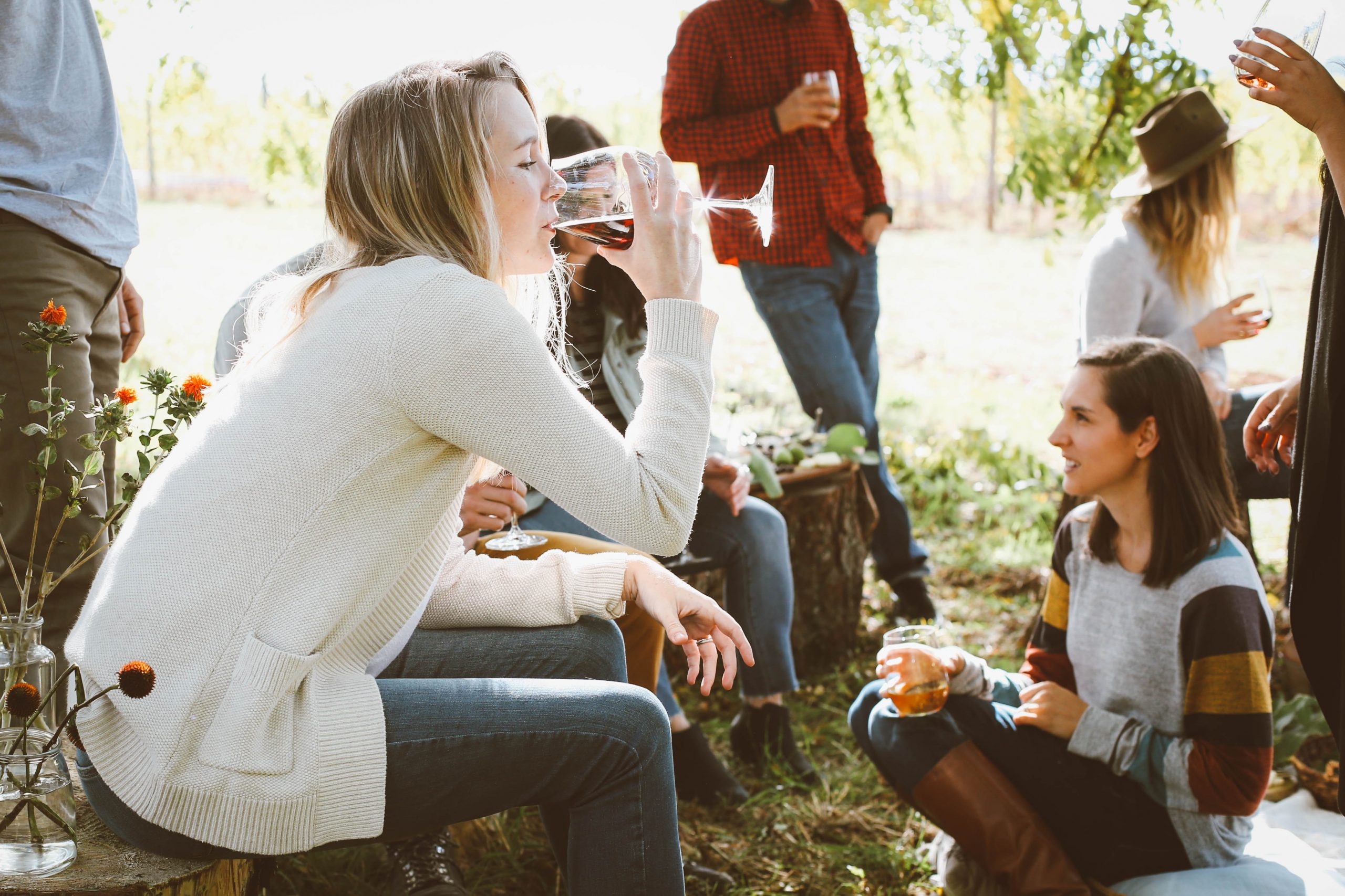 amiche che bevono, ragazze che bevono, gruppo di donne, donne in giardino, bere con le amiche