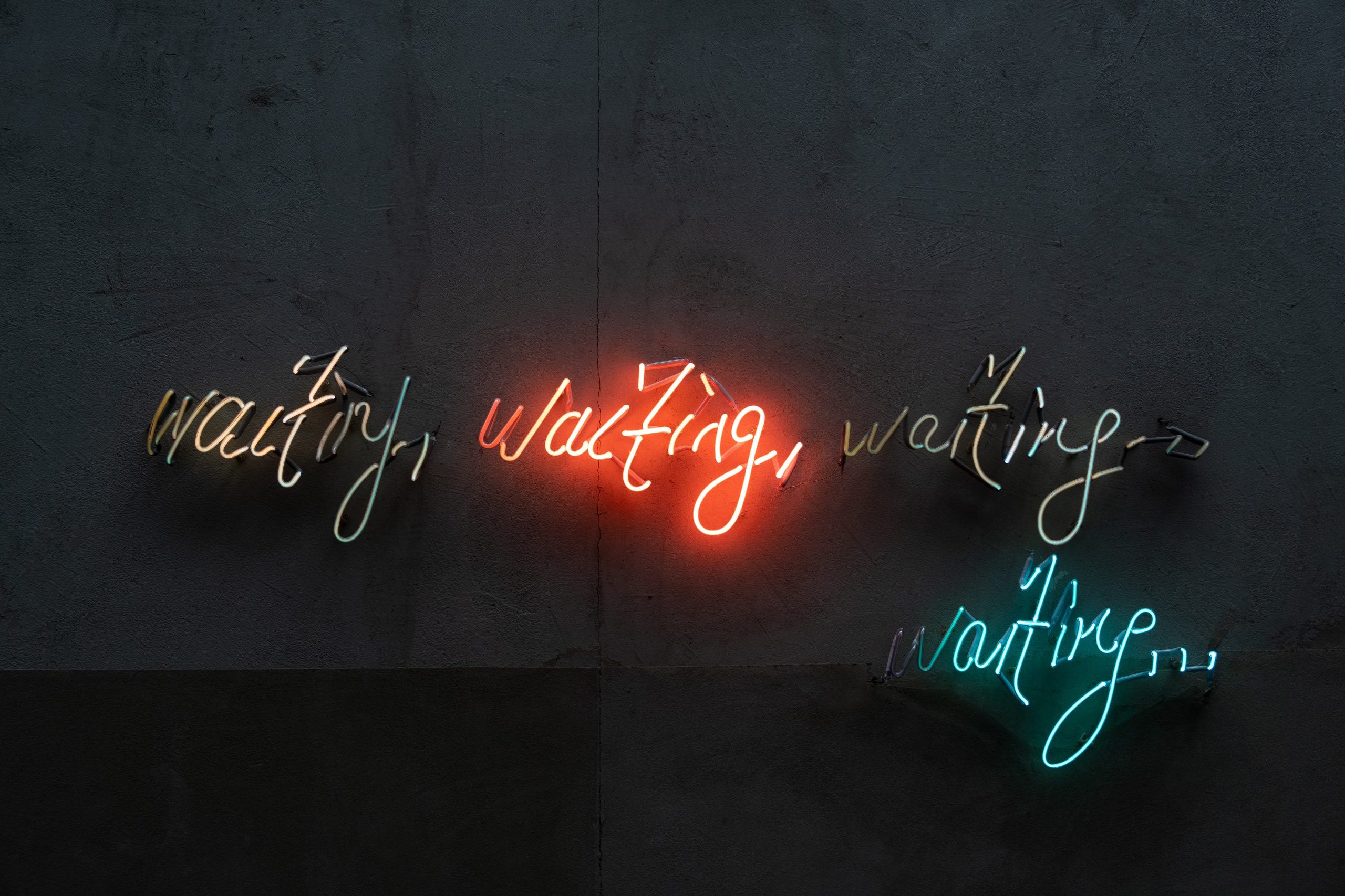 neon sign, waiting sign, attesa, aspettare