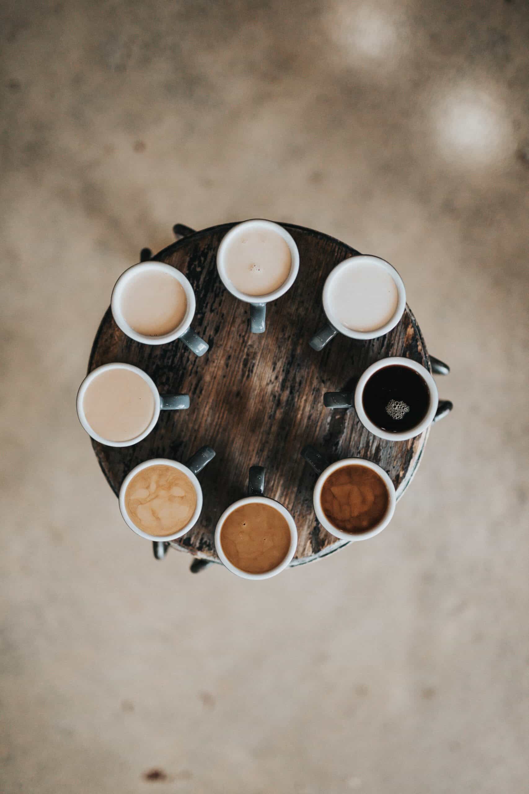 tazze di caffe su vassoio, le scelte determinano la tua vita